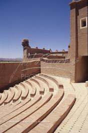 Image du Maroc Professionnelle de  La Kasbah de Taourirt fut édifiée au 17ème siècle par la tribu des Glaoui, située sur une colline au centre urbain de la ville d'Ouarzazate, cette remarquable ancienne bâtisse en pisé parfaitement conservée est l'une des plus belles constructions architecturales de la ville. La Kasbah qui ressemble à un grand château de sable incrusté dans le désert, fait partie du circuit touristique, elle a été classé Patrimoine Mondiale de l’Unesco. Ce véritable joyau de Ouarzazate permet au visiteur de découvrir l’intérieur d’une ksar où résident souvent la population berbères du sud du Maroc. Photo datant du Samedi 23 Août 1997. (Photo / Abdeljalil Bounhar)